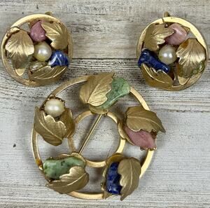 Vintage 1965 Sarah Coventry Flowered Circle Brooch Clip Earrings Demi Parure